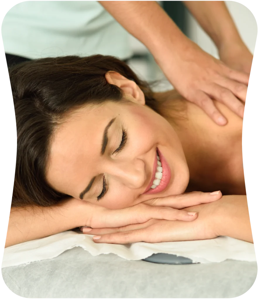 Mulher sorrindo enquanto recebe massagem relaxante em Curitiba.