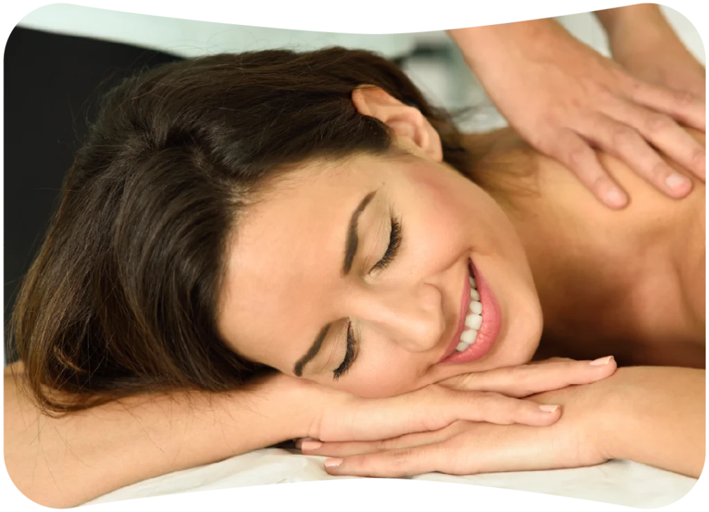 Mulher sorrindo enquanto recebe massagem relaxante em Curitiba.